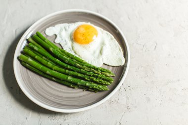 kuşkonmaz pişmiş yumurta ile