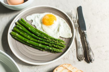 kuşkonmaz pişmiş yumurta ile