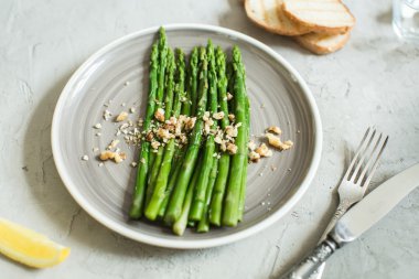 ceviz ile yeşil kuşkonmaz