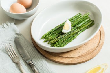 Yumurtalı kuşkonmaz.