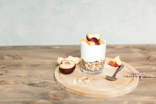 Desayuno saludable: granola, cereales, yogur con melocotón y ciruela — Foto de Stock