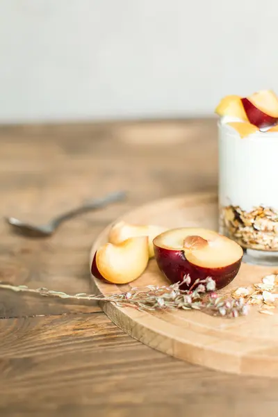 Zdravá snídaně: müsli, cereálie, jogurt s broskví a švestek — Stock fotografie