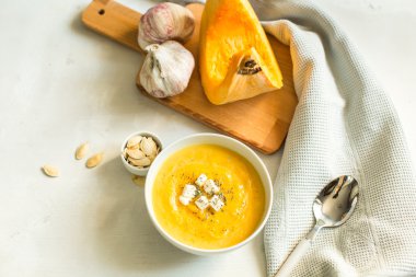 peynir ve otlar ile kabak çorbası