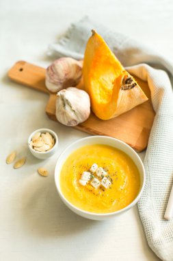 peynir ve otlar ile kabak çorbası