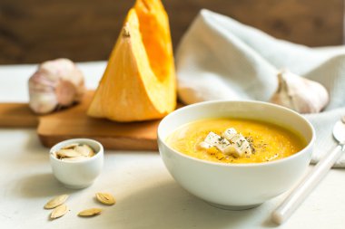 peynir ve otlar ile kabak çorbası