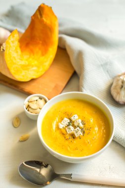 peynir ve otlar ile kabak çorbası