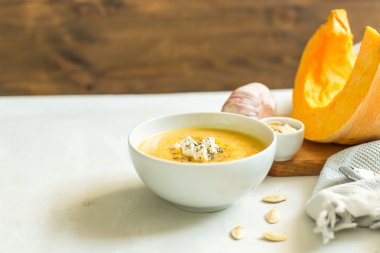 peynir ve otlar ile kabak çorbası