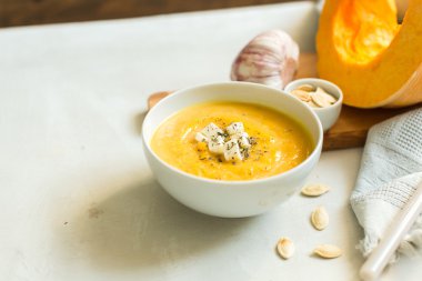 peynir ve otlar ile kabak çorbası