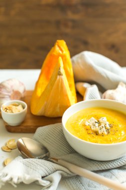 peynir ve otlar ile kabak çorbası