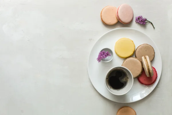 French breakfast, macaroons and coffee — Stock Photo, Image