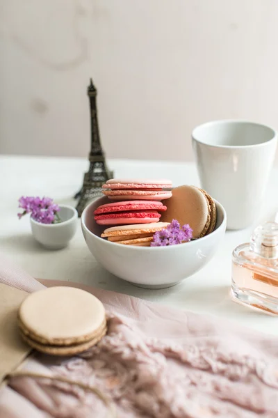 Café da manhã francês, macaroons e café — Fotografia de Stock