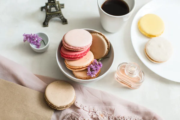 Desayuno francés, macarrones y café —  Fotos de Stock