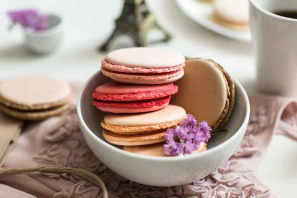 Petit déjeuner français, macarons et café — Photo