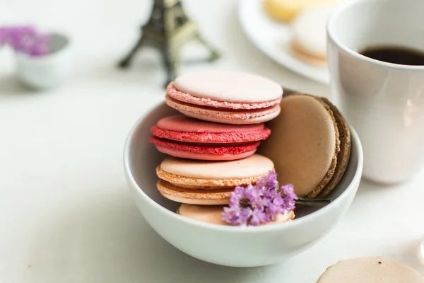 French breakfast, macaroons and coffee — Stock Photo, Image