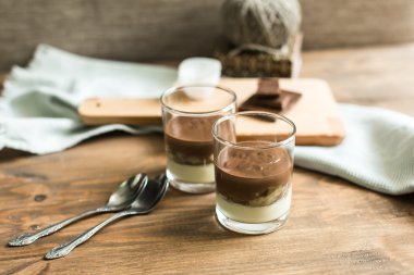 üç katmanlı Mus tatlı: çikolata, muz ve vanilya