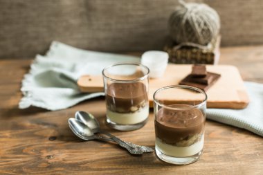 üç katmanlı Mus tatlı: çikolata, muz ve vanilya