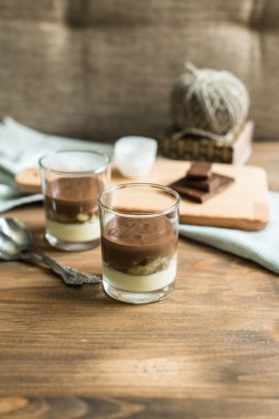 üç katmanlı Mus tatlı: çikolata, muz ve vanilya