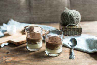 üç katmanlı Mus tatlı: çikolata, muz ve vanilya