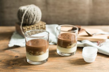 üç katmanlı Mus tatlı: çikolata, muz ve vanilya