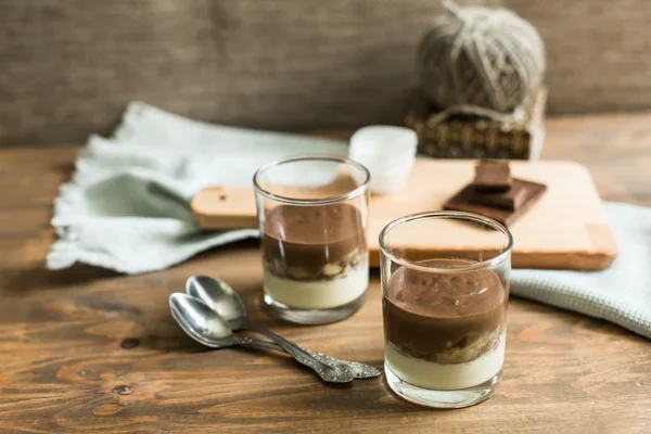 üç katmanlı Mus tatlı: çikolata, muz ve vanilya