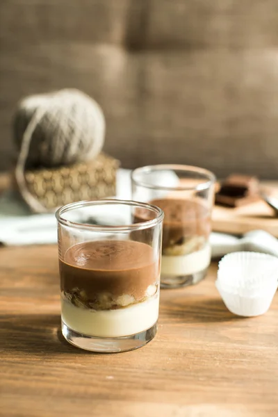 Postre mousse de tres capas: chocolate, plátano y vainilla — Foto de Stock