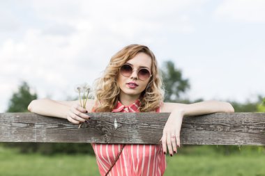 dandelions kırsal kesimde olan kadın