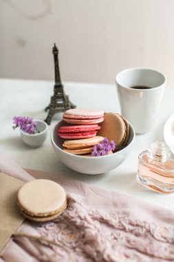 Fransız Kahvaltı, bademli kurabiye ve kahve