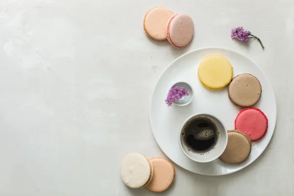 Romantic breakfast in paris, macarons and coffee — Stock Photo, Image
