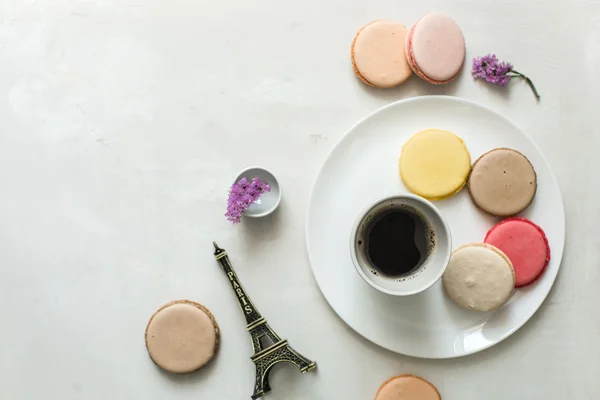 Romantic breakfast in paris, macarons and coffee — Stock Photo, Image