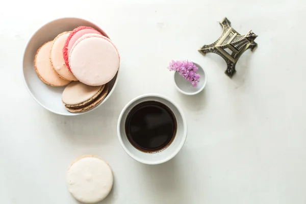 Romantic breakfast in paris, macarons and coffee — Stock Photo, Image