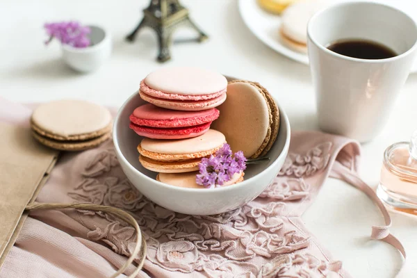 Fransız Kahvaltı, bademli kurabiye ve kahve