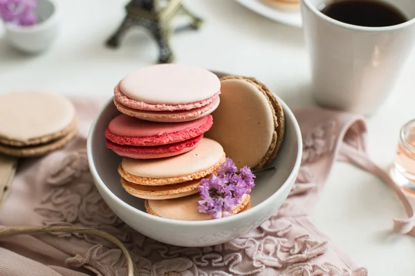 French breakfast, macaroons and coffee — Stock Photo, Image