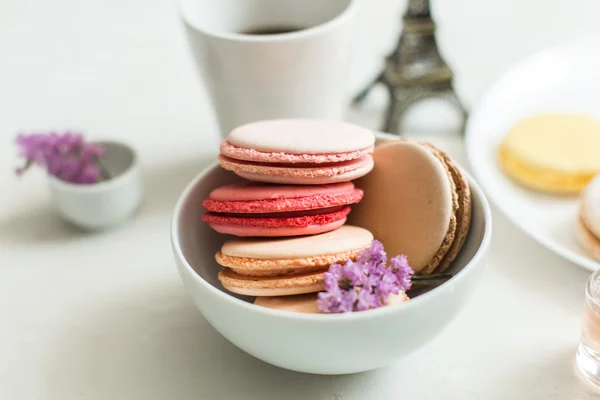 Café da manhã francês, macaroons e café — Fotografia de Stock