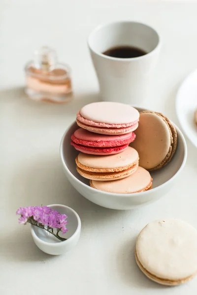 French breakfast, macaroons and coffee — Stock Photo, Image