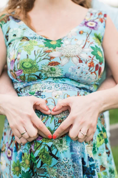 Femeie însărcinată care așteaptă miracolul cu soțul — Fotografie, imagine de stoc