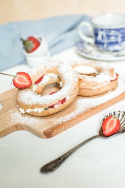 ev pişirme: süzme peynir çilek halka ile