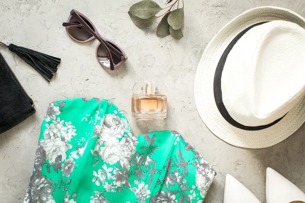 Женский летний вид: платье, солнцезащитные очки, шляпа и обувь — стоковое фото