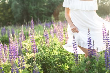 güzel bir genç kadın çiçek alanı