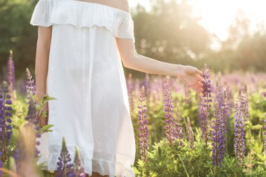 güzel bir genç kadın çiçek alanı