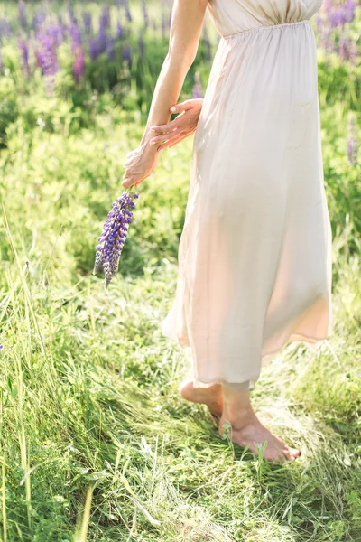 Hermosa mujer joven en vestido con hermosas flores — Foto de Stock