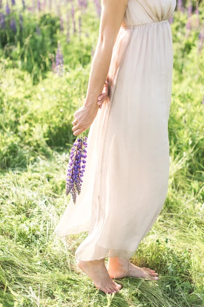 꽃밭에서 아름 다운 젊은 여자 — 스톡 사진