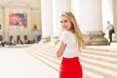 Şehirde yürüyüş uzun saçlı genç güzel kadın