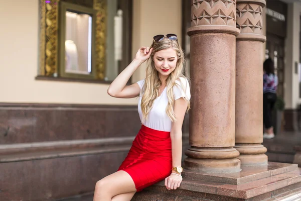 Joven hermosa mujer con el pelo largo caminando en la ciudad — Foto de Stock