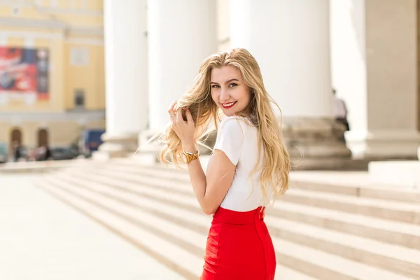 Giovane bella donna con i capelli lunghi a piedi in città — Foto Stock