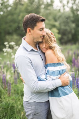 seven çift birbirlerine doğada kucaklayan