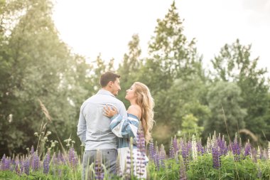 seven çift birbirlerine doğada kucaklayan