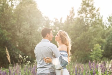 seven çift birbirlerine doğada kucaklayan