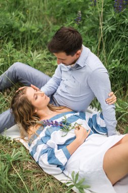 genç kadın doğası, kavramı üzerine genç adamın kucağına yalan bir lo