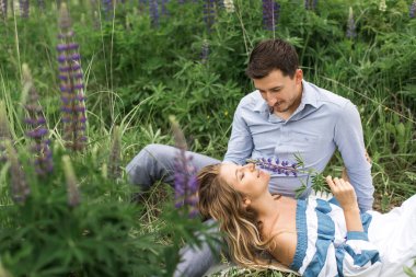 genç kadın doğası, kavramı üzerine genç adamın kucağına yalan bir lo