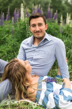 genç kadın doğası, kavramı üzerine genç adamın kucağına yalan bir lo